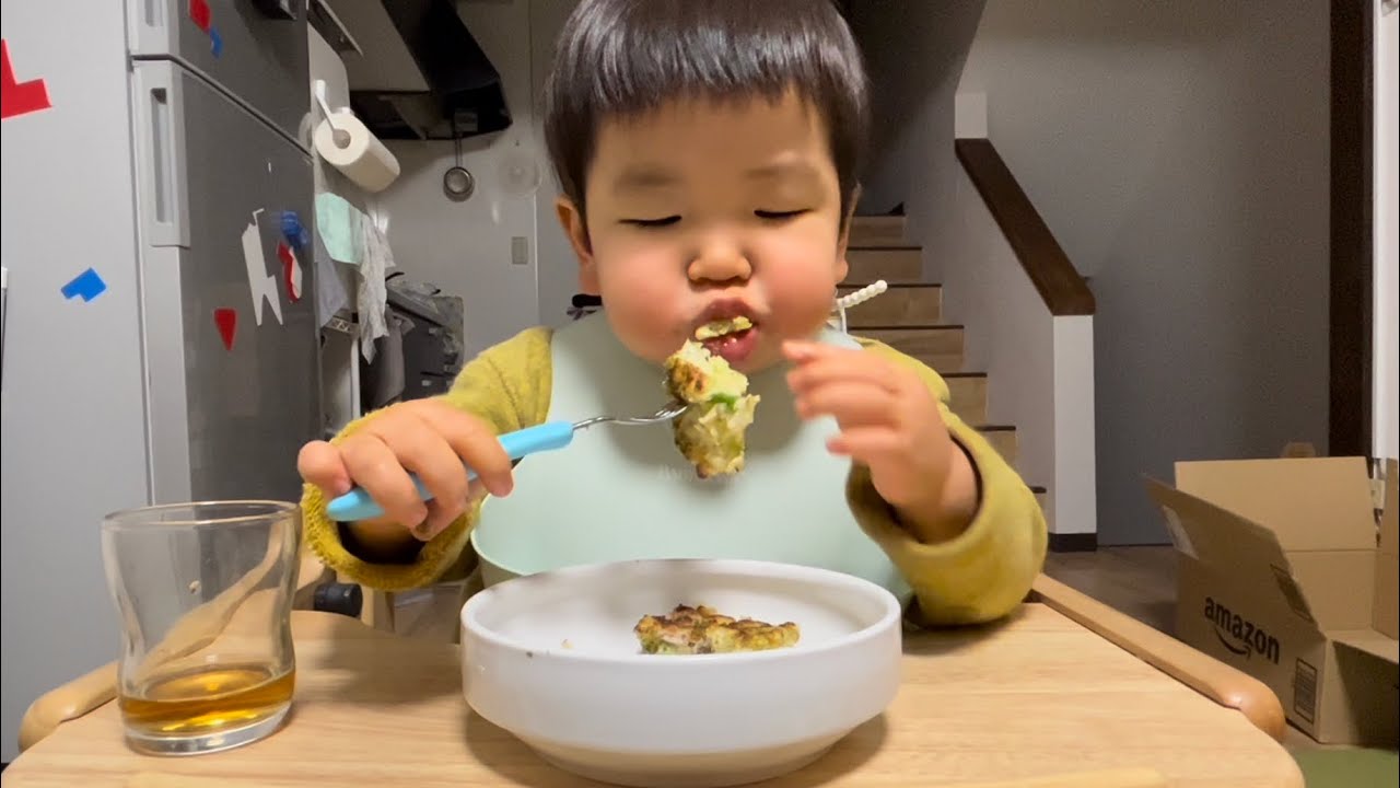 【2歳１ヶ月】お好み焼きを食べるりっくん ［2 years and 1 month old] Rikkun eating okonomiyaki.