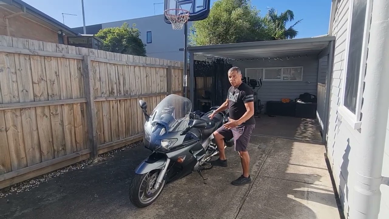 Monter la FJR sur sa bequille central, petite video pas a pas et facile a suivre:)