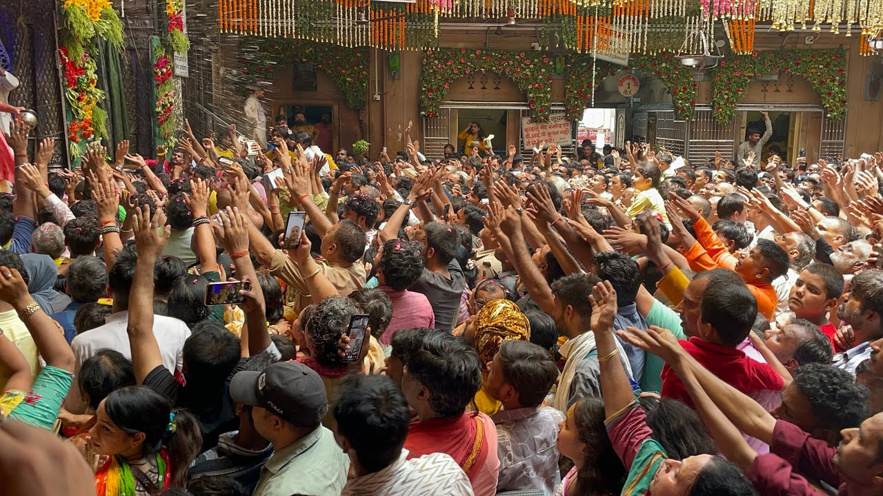बाँके बिहारी लाइव आरती दर्शन वृंदावन अंदर का प्रसाद भक्तों इस प्रकार मिलता है #like #live #trending