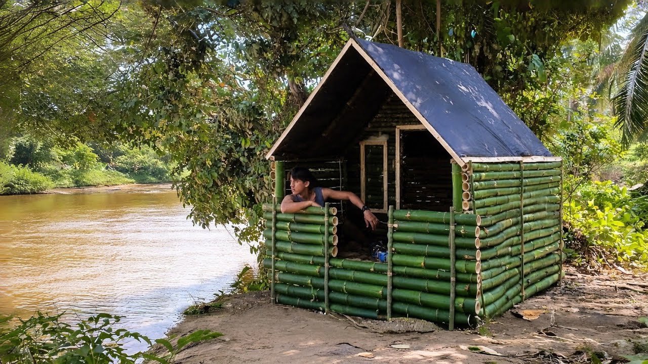 Membangun shelter di tepi sungai dan bermalam sendiri di tepi sungai dan mencari buah di kebun