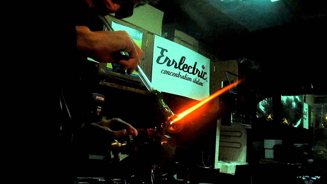 Simply Spoons - Making a glass pipe in the Glassblowing Studio