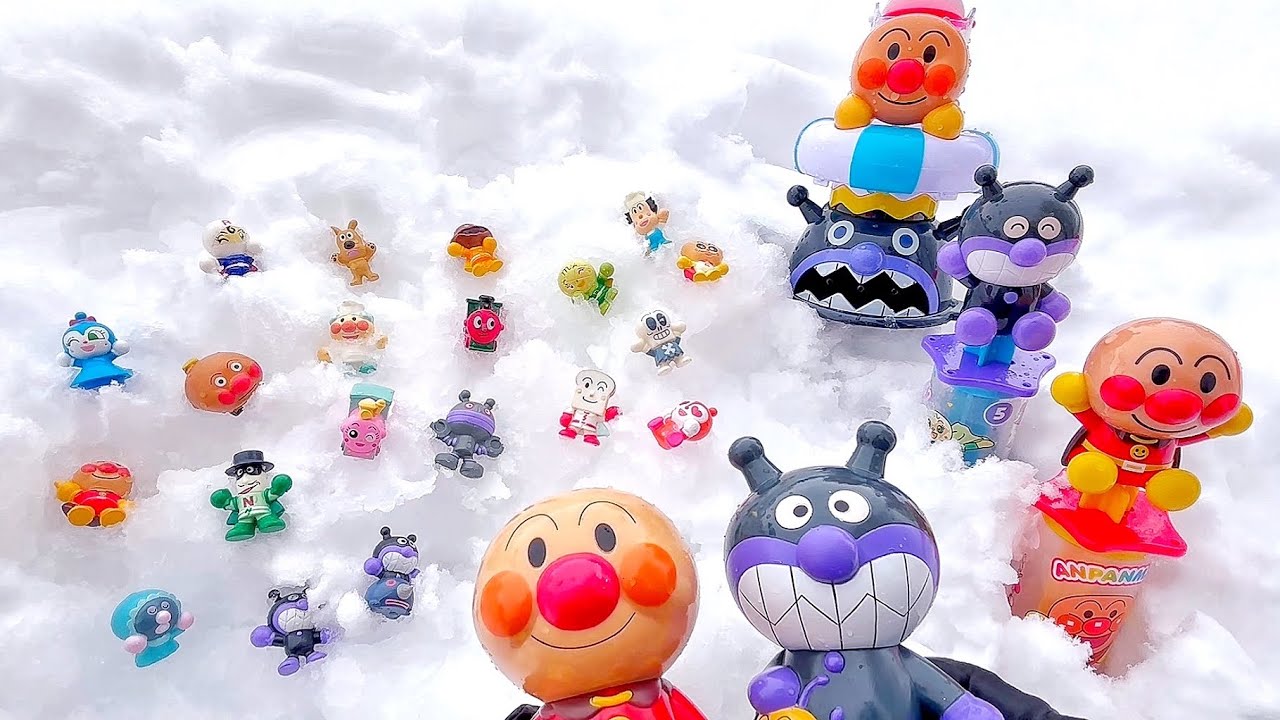 アンパンマンのおもちゃで雪にお水をかけよう！雪の中にお人形が隠れているよ！
