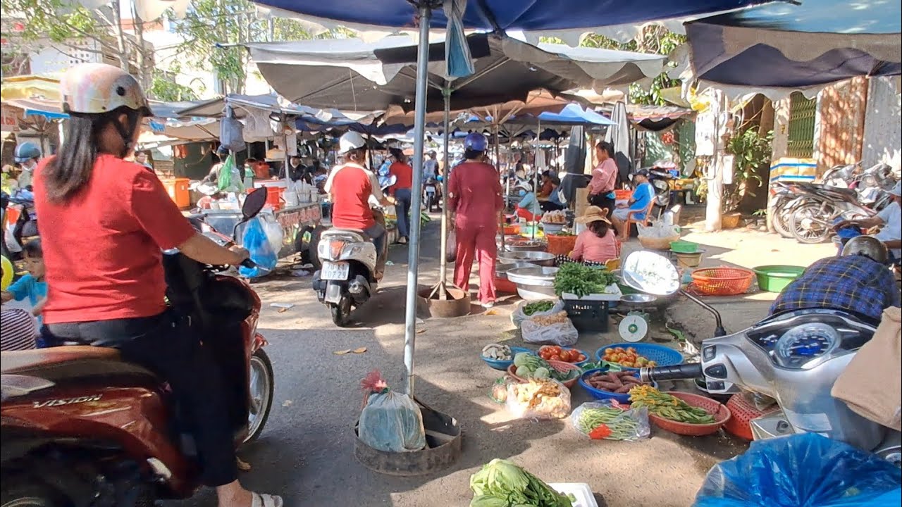 Khung cảnh buôn bán đông vui nhộn nhịp chợ Tây Ninh