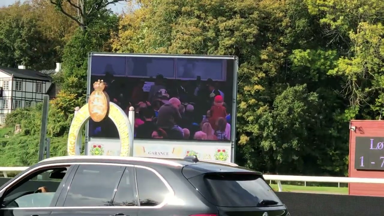 Dronningen kom forbi på galopbanen