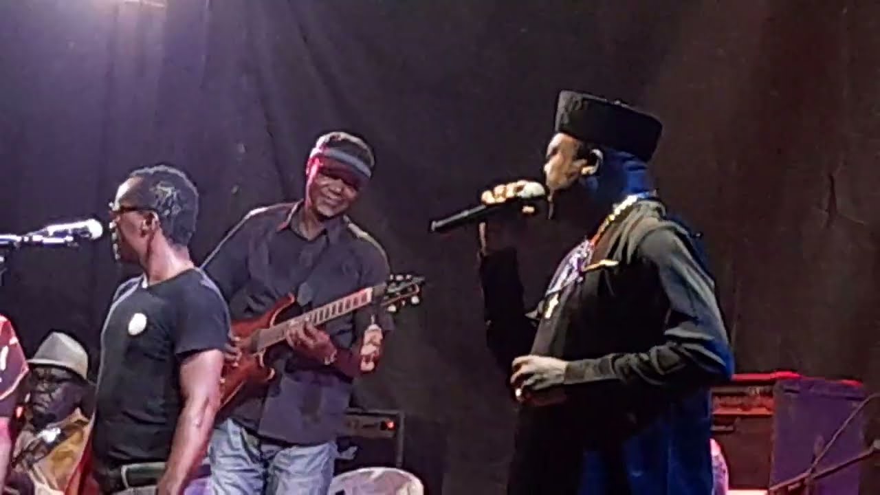 SERGEO POLO illumine la scène des Sapeurs Pompiers Ngodi lors de la veillée de Penda Dallé