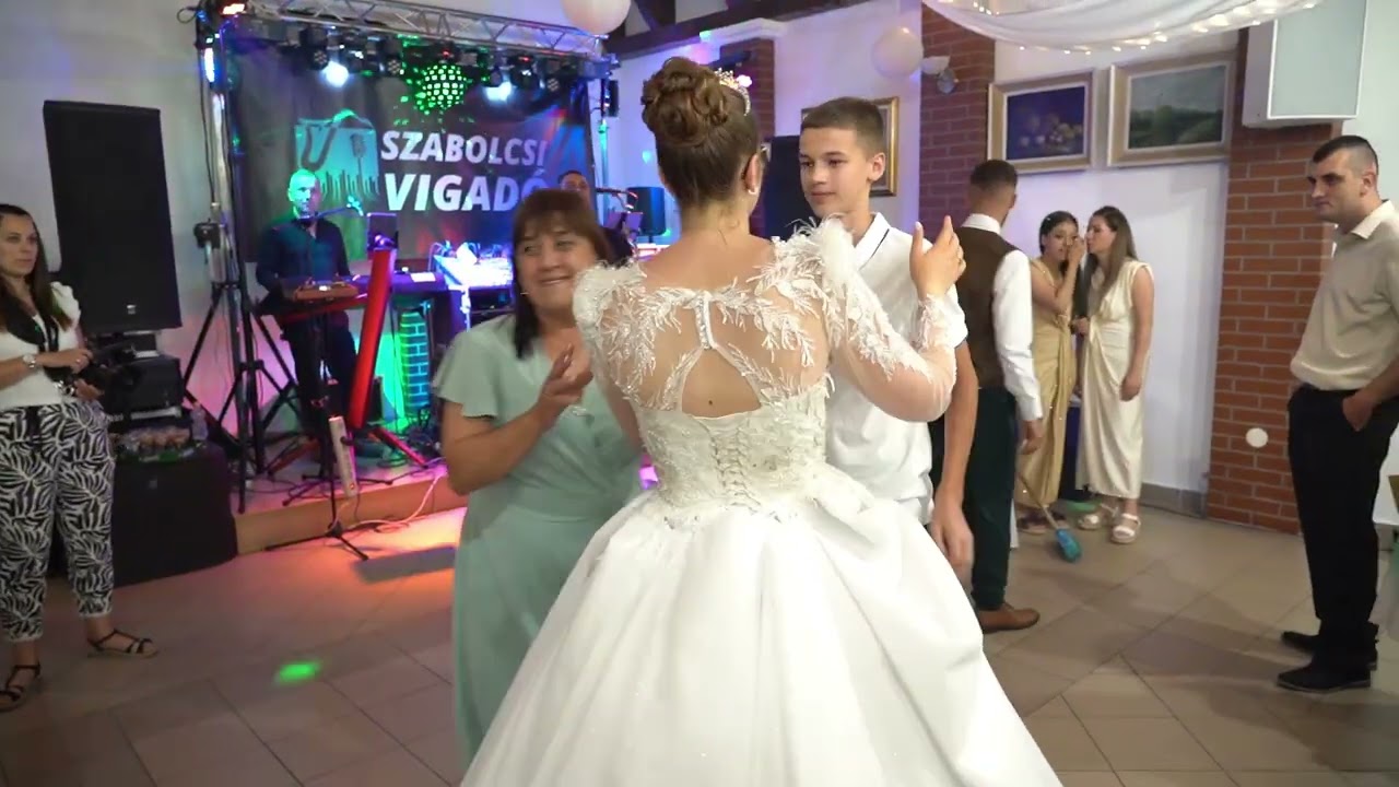 Esküvői részlet Való Edit és Szlávik János Lakodalmából A beköszönéstől Kathi lajos vőféllyel