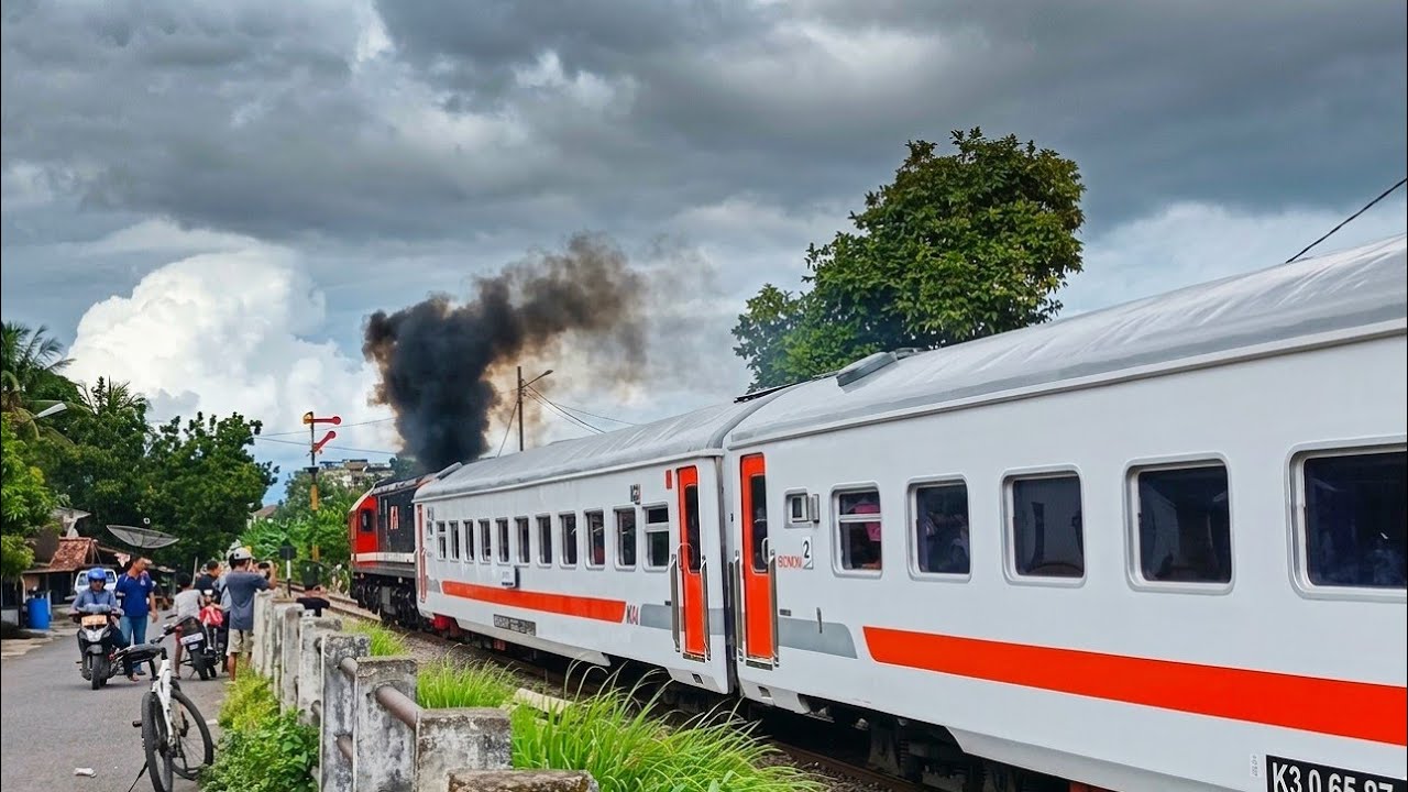 MASINIS NGAMUK KERETA TERTAHAN SINYAL SAAT AKAN MEMASUKI STASIUN ⁉️