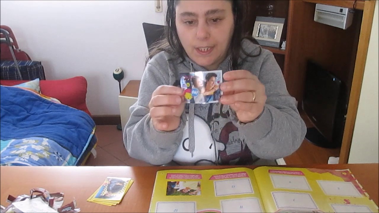 apriamo 3 bustine di figurine di Soy Luna
