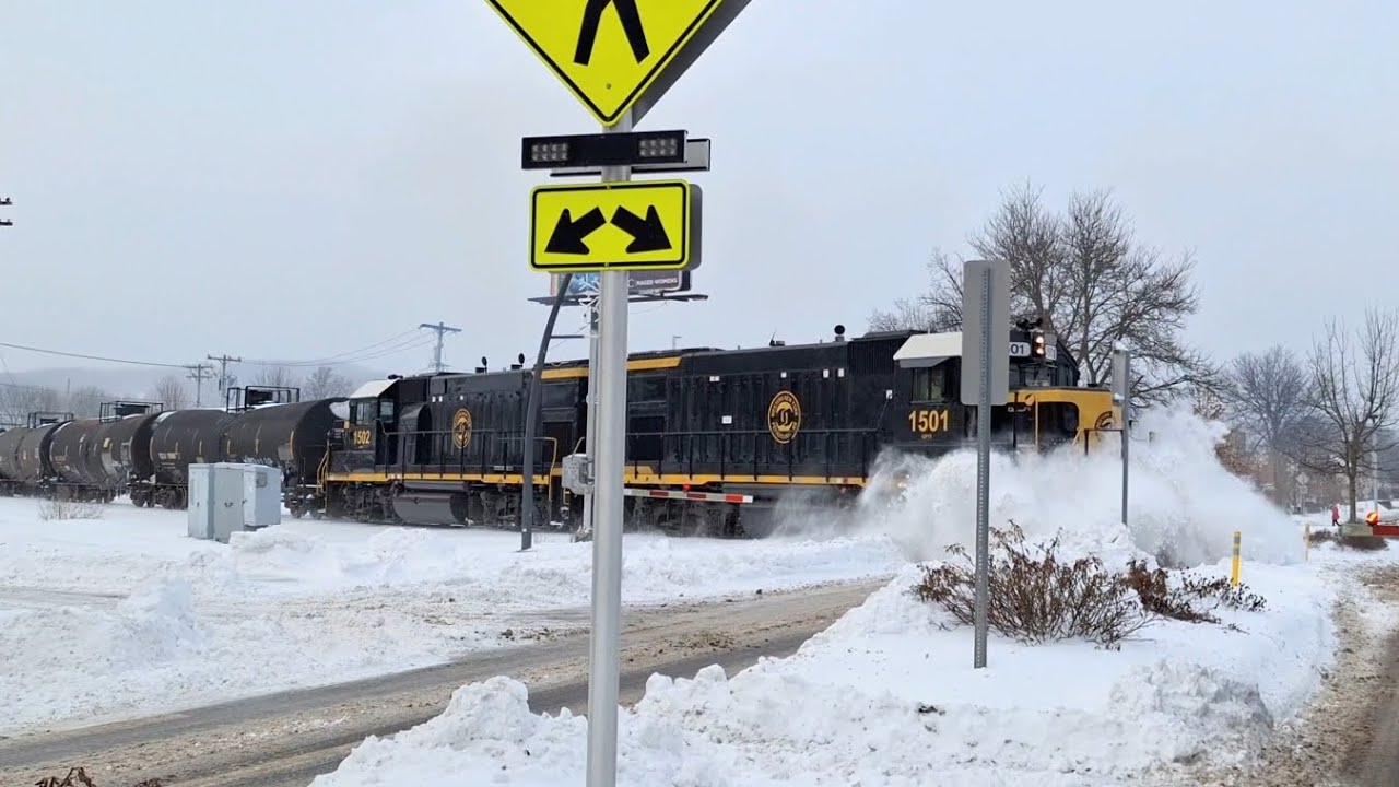 WNYP RR GEEPS THROTTLE UP TO BLAST CROSSING CLEAN OF SNOW!!!!