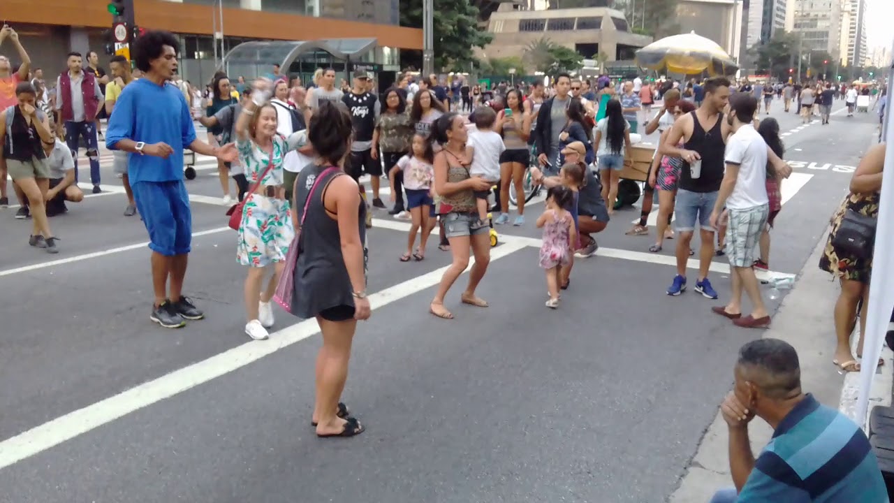 Dança na rua. Avenida  Paulista
