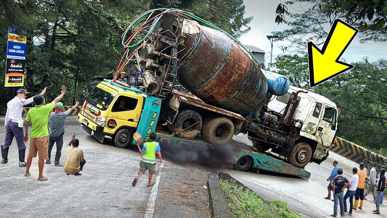 MOMEN LANGKA !!! Aneh Tapi Nyata, Truk Canter Nekat Gendong Truk Tronton Lewat Sitinjau Lauik