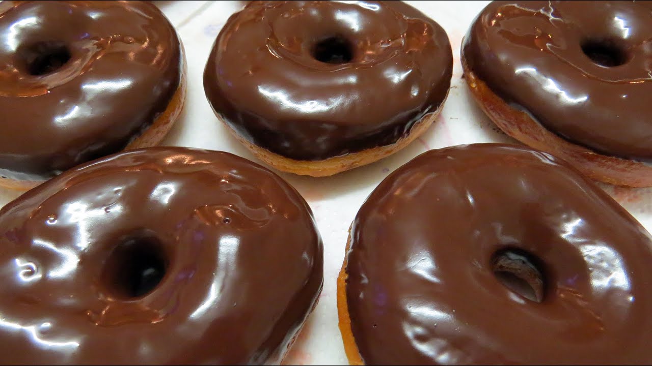 Donuts de Chocolate ou doughnuts de chocolate - receita fácil