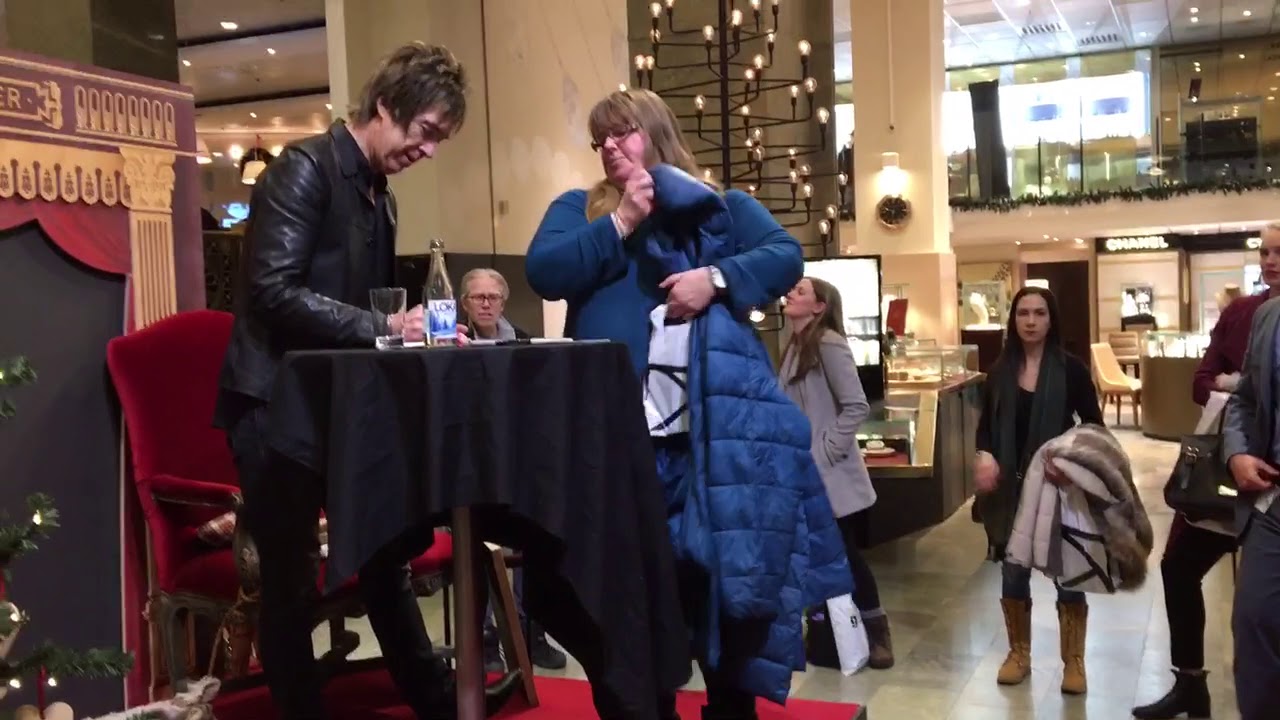Per Gessle&rsquo;s signing session in Stockholm/NK (18 December 2017) part 2