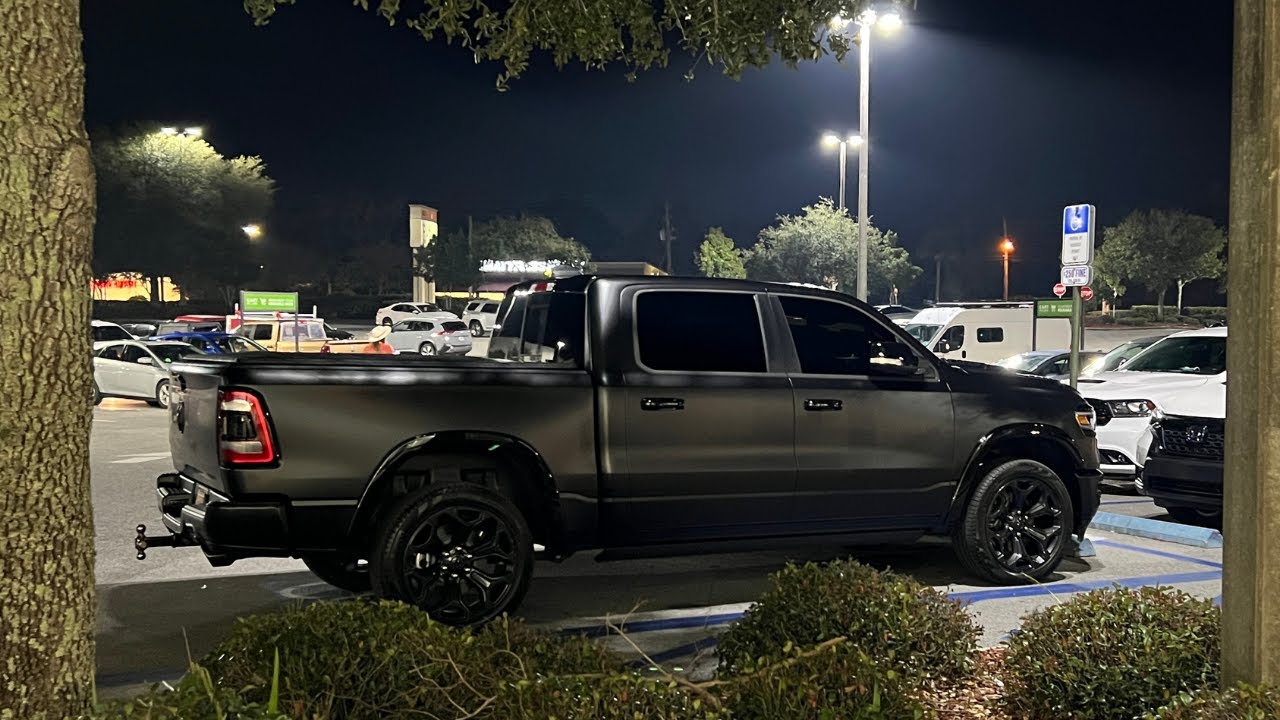 Черная атласная пленка 3M на моем RAM 1500 2022 года выпуска!