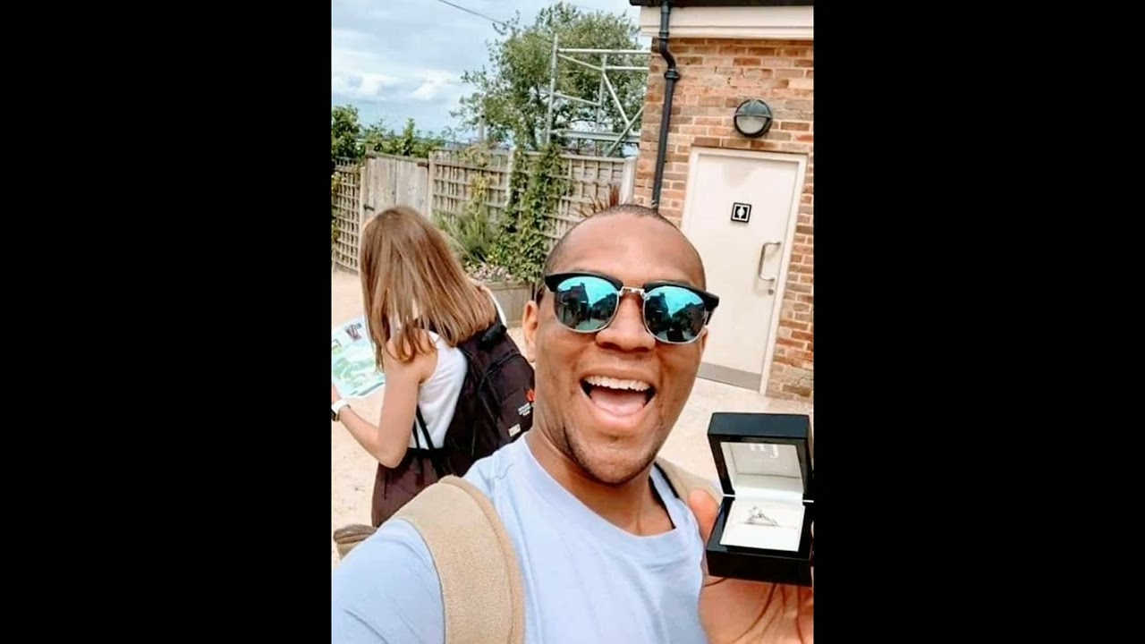 Guy managed2photobomb his gf for awhole month,by taking engagement ring pics without her noticing it