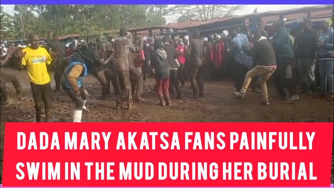 DADA MARY AKATSA FANS DANCING WITH PAIN IN THE MUD DURING HER BURIAL IN KAWANGWARE 56 TODAY
