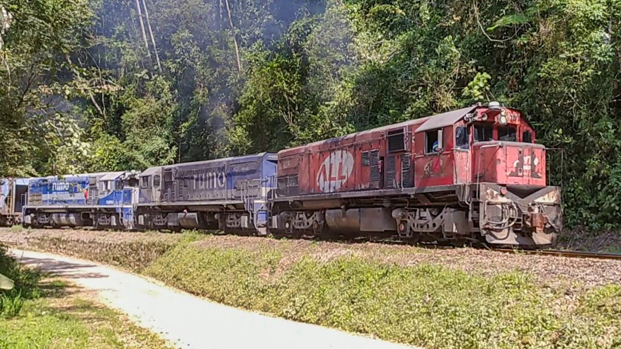 Trem de Carga Rumo Subindo a Serra do Mar
