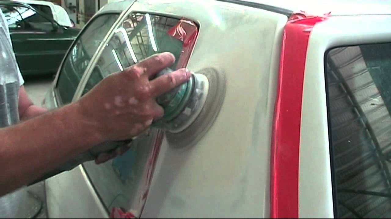 application et ponçage d'un mastic polyester sur carrosserie