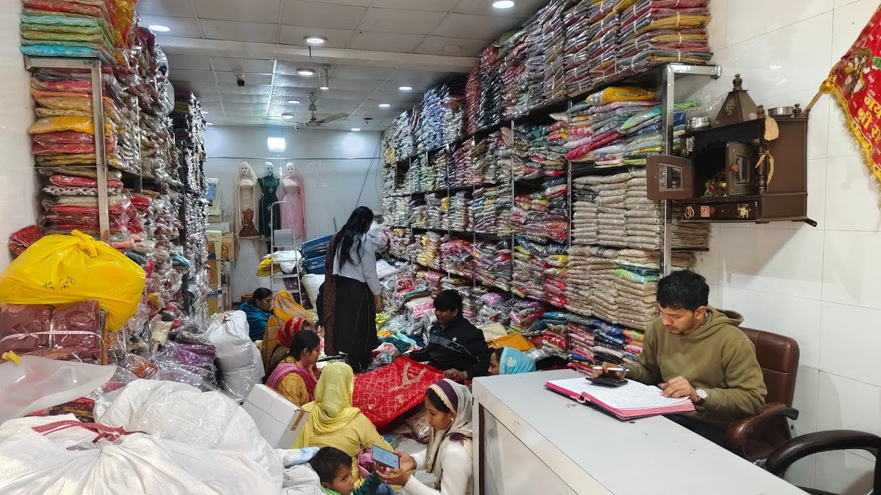 भीड़ लग गई है Rajesh Matching Center,रोहतक शौरी मार्किट की Jaipuri सूटों की दुकान पर।Designer सूट