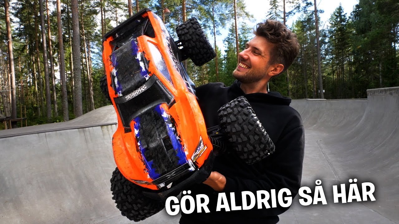 VI KÖR X-MAXXEN I EN SKATEPARK
