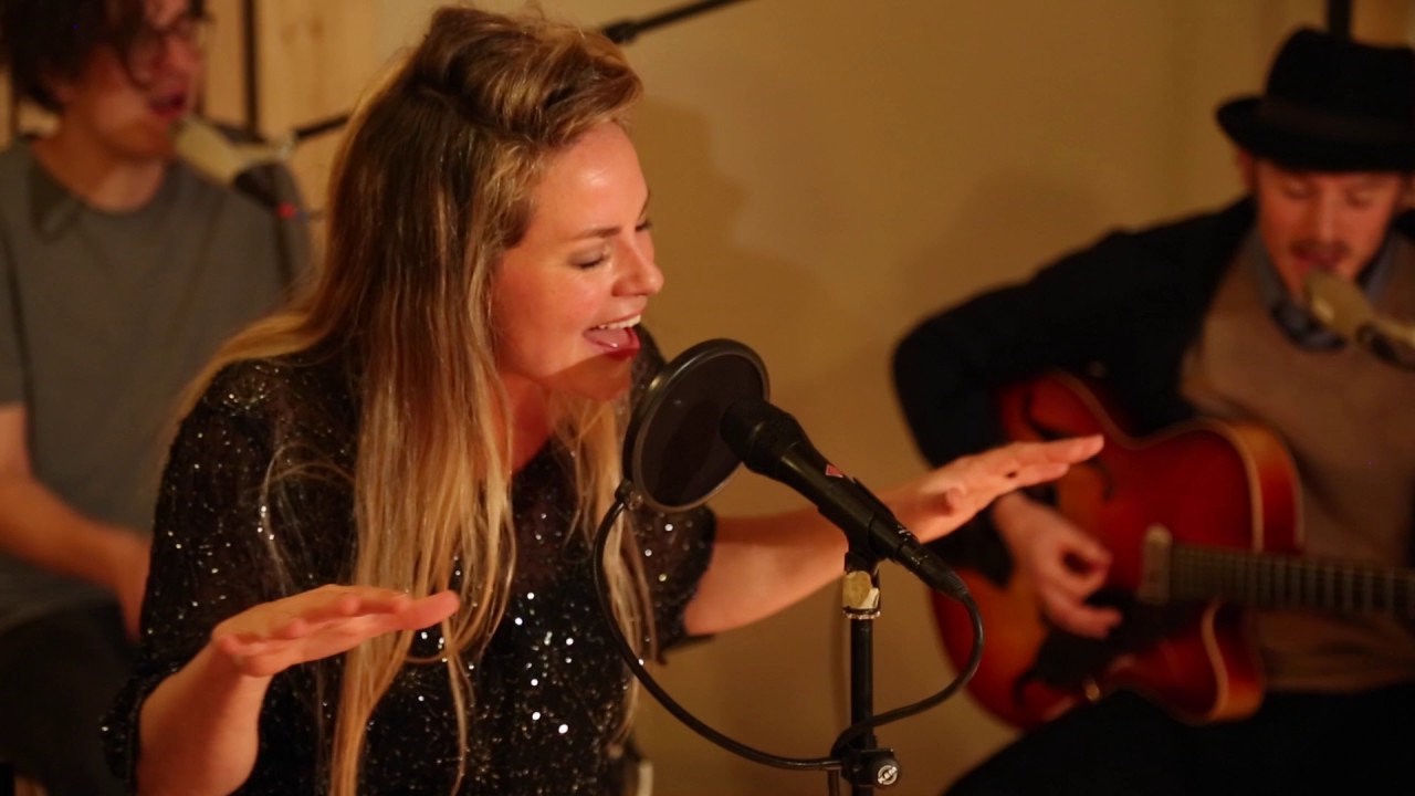 MAAIKE MARTENS - WAS JE MAAR EVEN HIER - Live