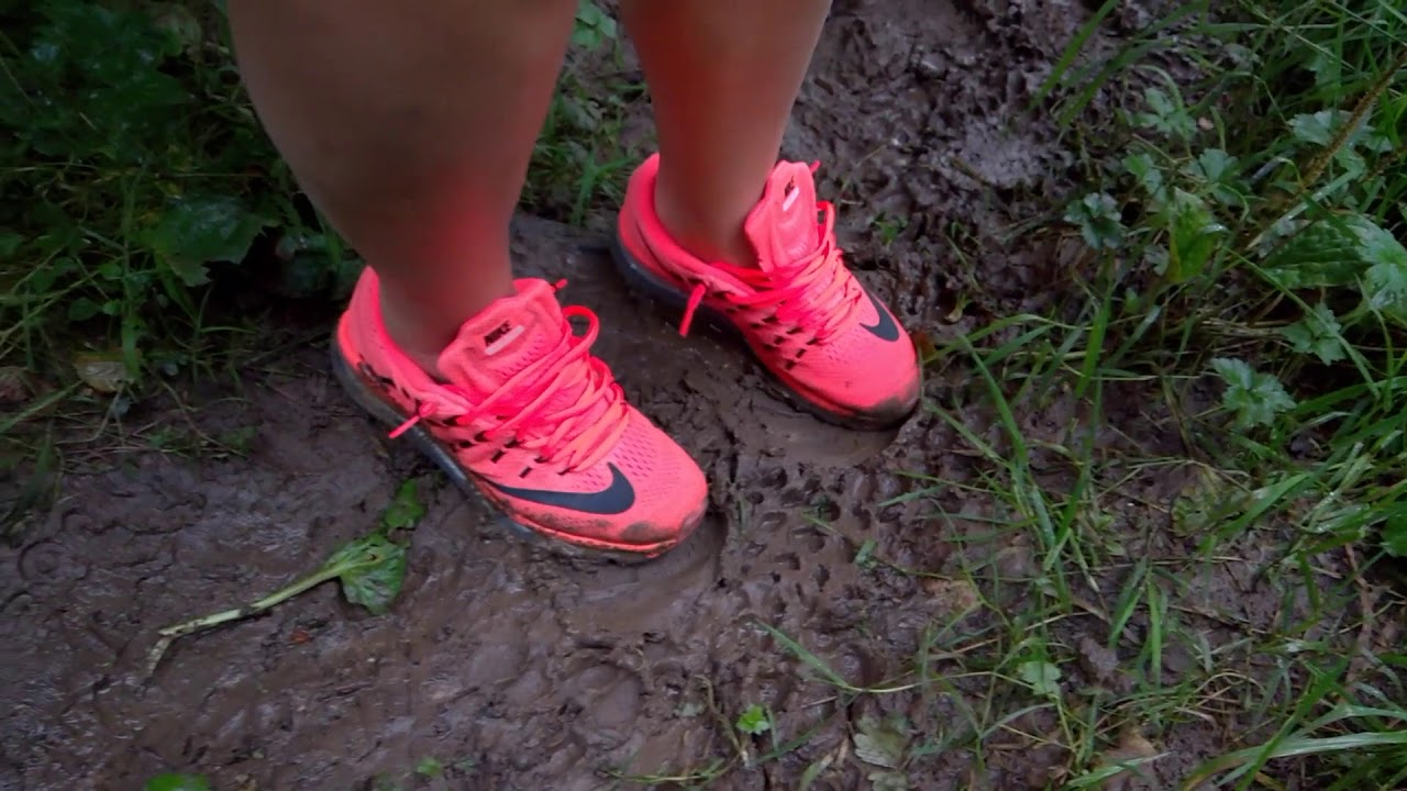 Her wet and muddy Nike Airmax 2016