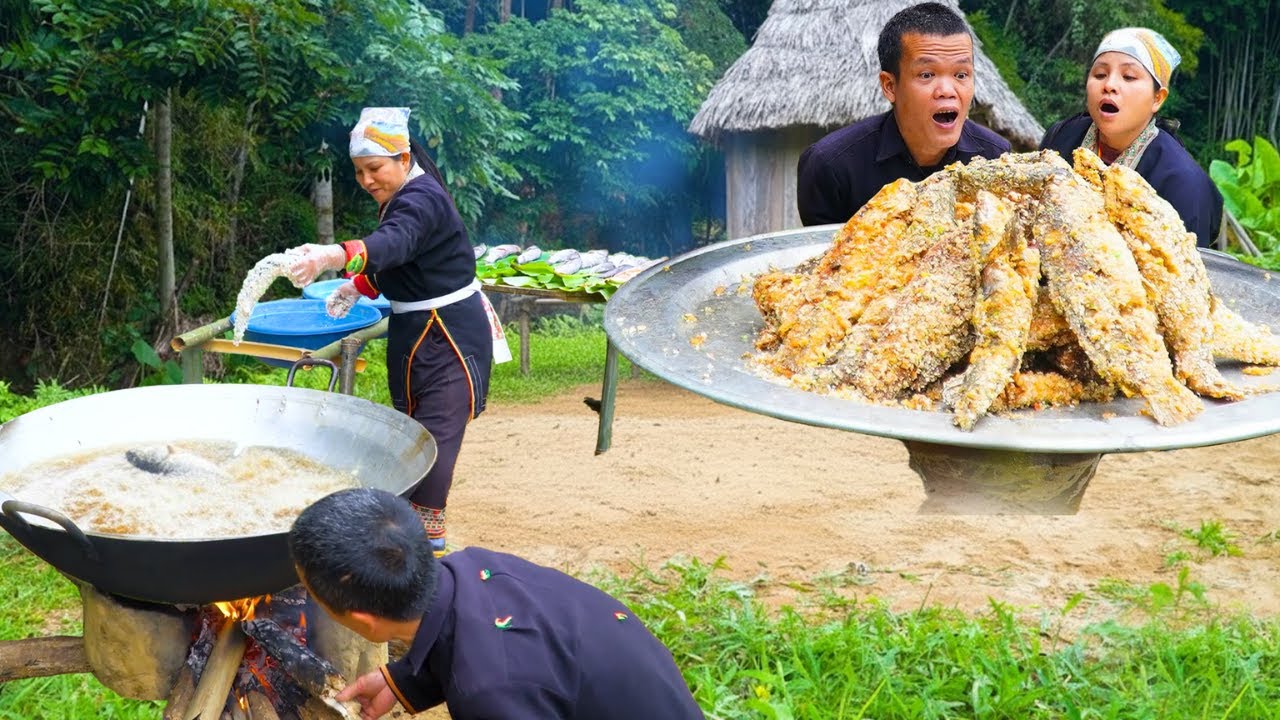 Dwarf Family Fried Whole Fish in a Giant Pan | Primitive Survival Cooking Life