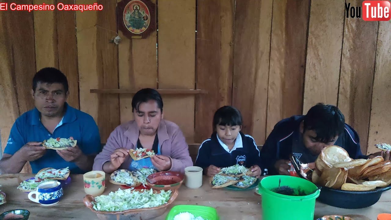 En nuestra casita del campo preparo unas ricas tostadas para mi familia.