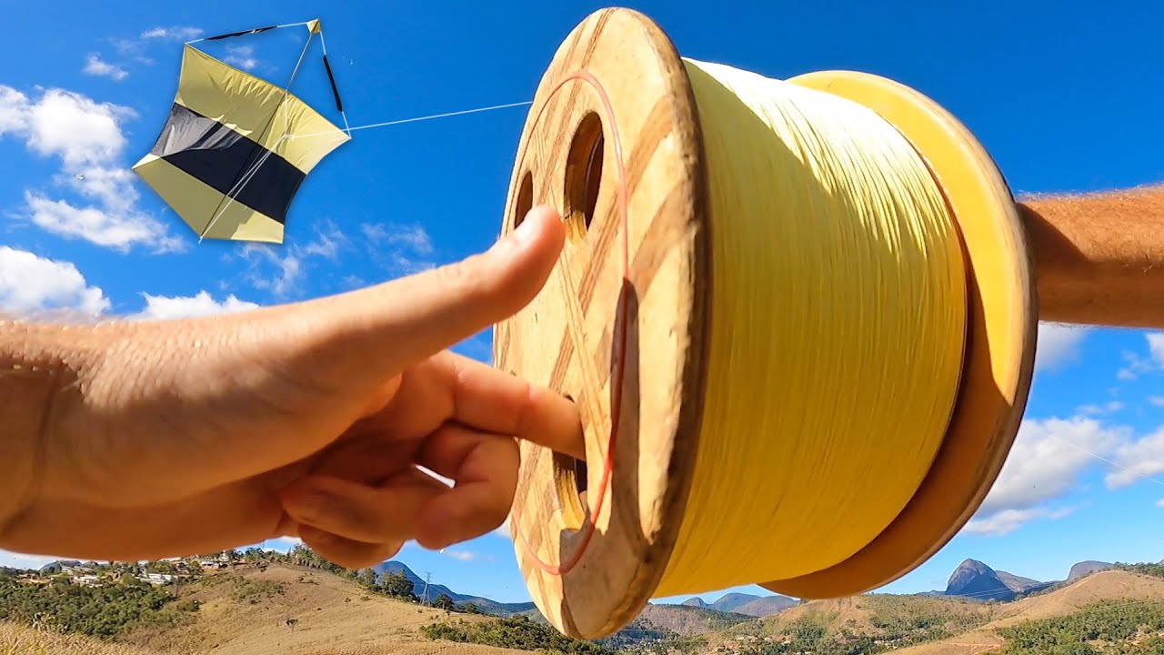Pipa Morcego com a Linha Amarela e Carretilha em Punho