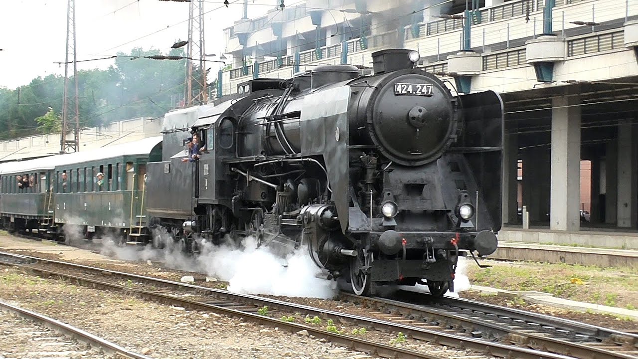 424,247 indul a Nyugatiból / Class 424 steam locomotive with a chartered train