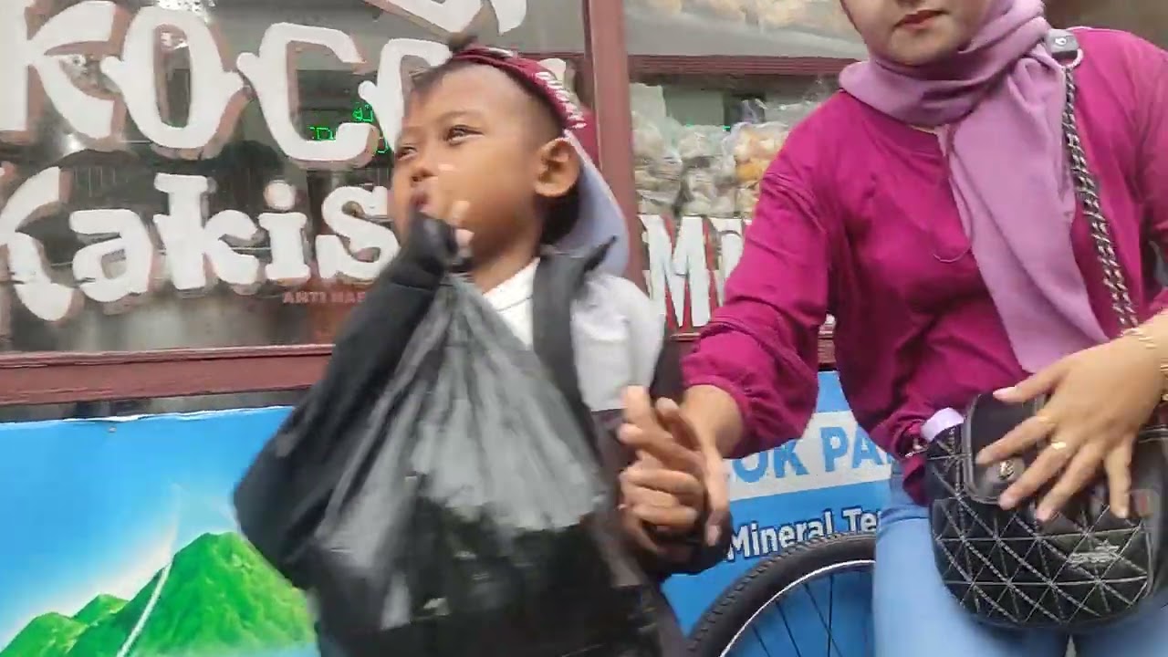 Bandung 1987 berbincang ria dengan pak gojek #camera4K bandung indahnya ampun? rugi kalau gak nonton