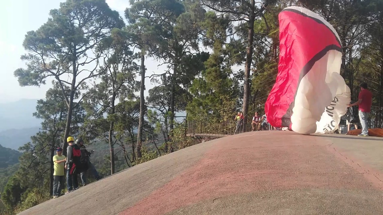 Lanzandose del parapente Valle de Bravo México