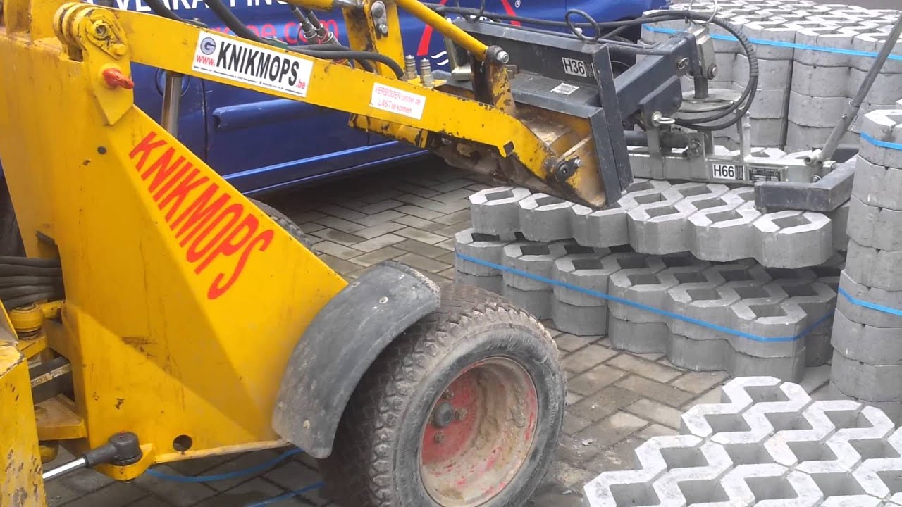 2 knikmops 90 grasdallen aan het plaatsen!