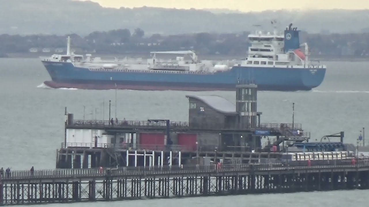 SHIP SPOTTING ON THE RIVER THAMES AT SOUTHEND ON SEA