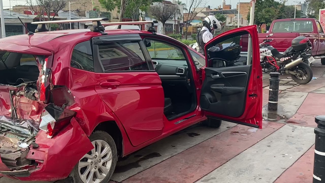 Conductor responsable de un aparatoso accidente huye del lugar y abandona su veh&iacute;culo