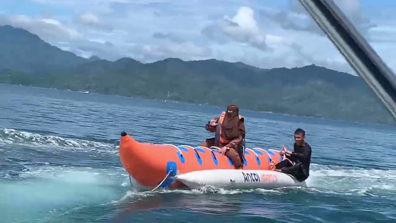 Keseruan bermain banana boat di pantai Ketapang