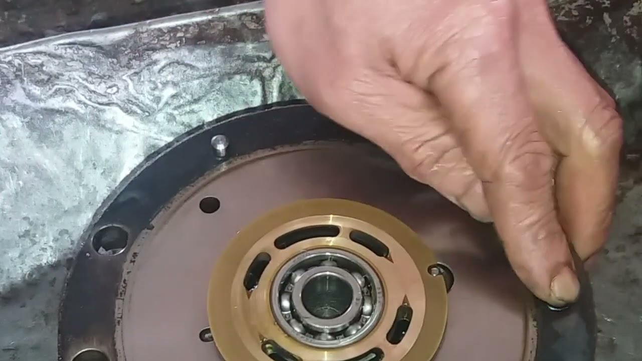 Cận cảnh lắp motor thủy lực di chuyển máy xúc bánh xích