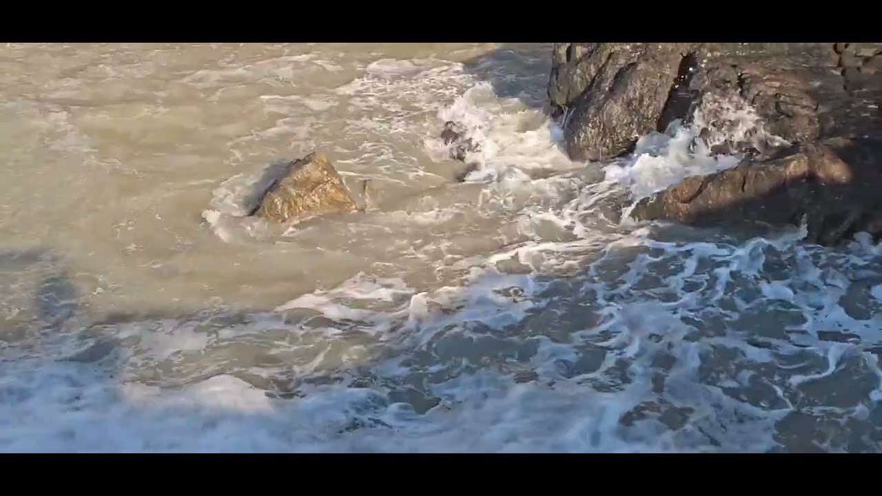 파도가 일렁이면 바다만 움직이는 게 아니라 하늘도 따라 흔들리고 햇살도 물결 위에서 반짝이며 춤을 춥니다.