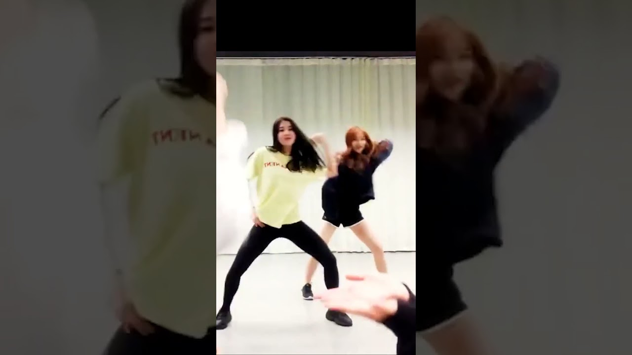 Kwon Eunbi & Kim Chaewon dancing to Infinite's Bad