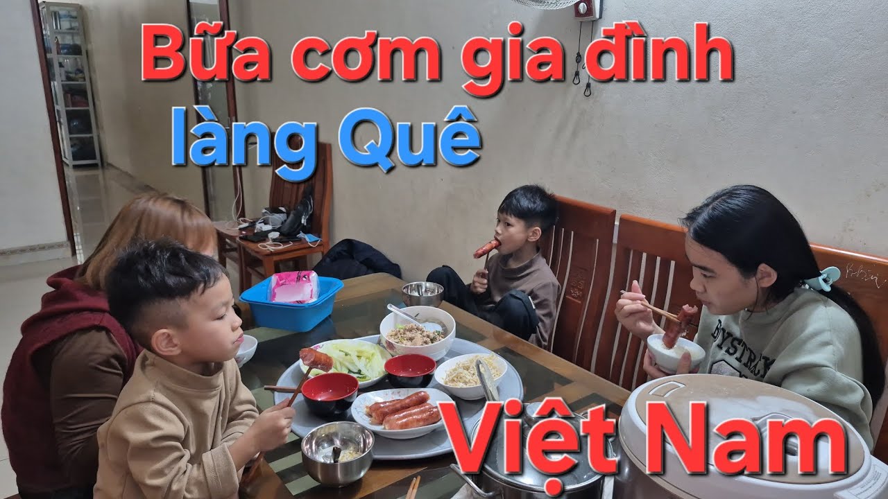Bữa cơm gia đình làng quê Việt Nam 
