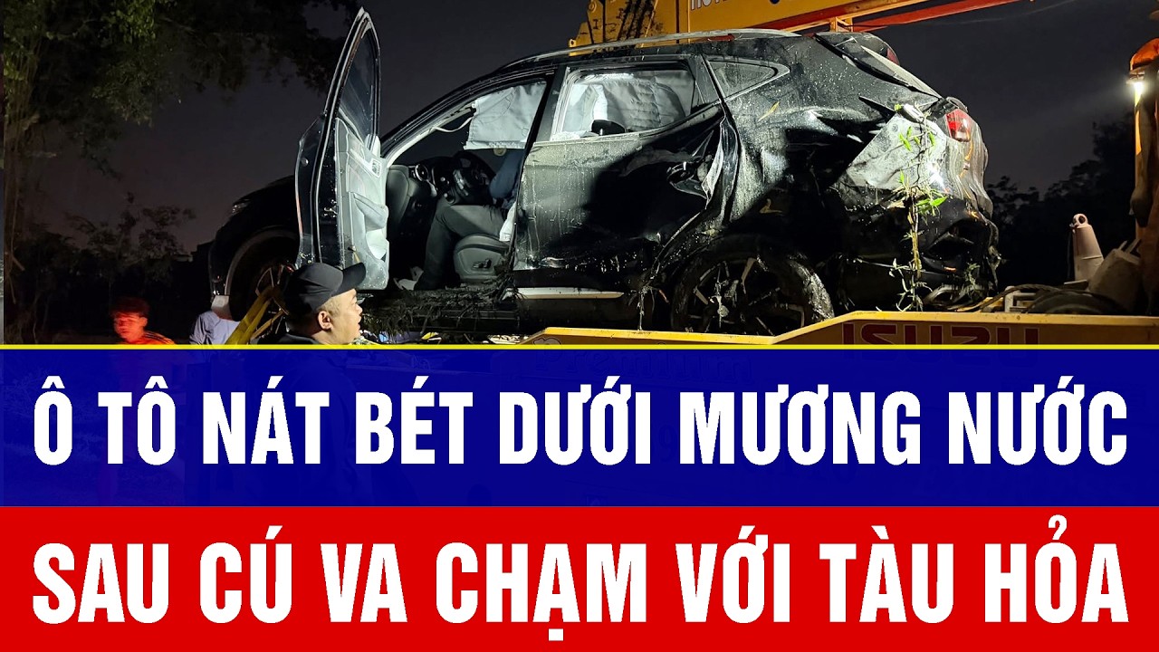 Kinh hoàng tại Hà Nội: Ô tô nát bét dưới mương nước sau cú va chạm với tàu hỏa