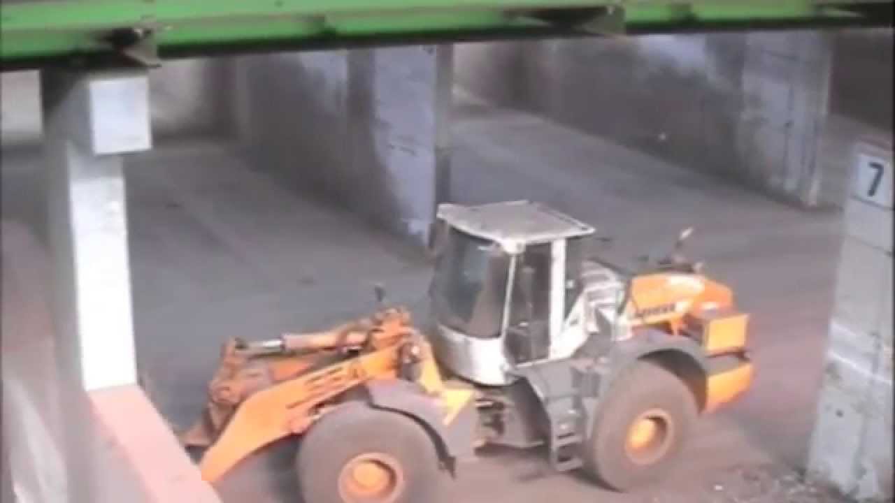 Automatisierter Liebherr Radlader in einer Nachrottehalle / Automated Wheel Loader in a Rotting Shed