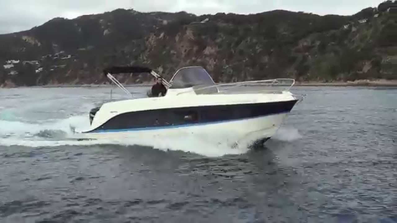 Quicksilver Activ 805 Sundeck navegando