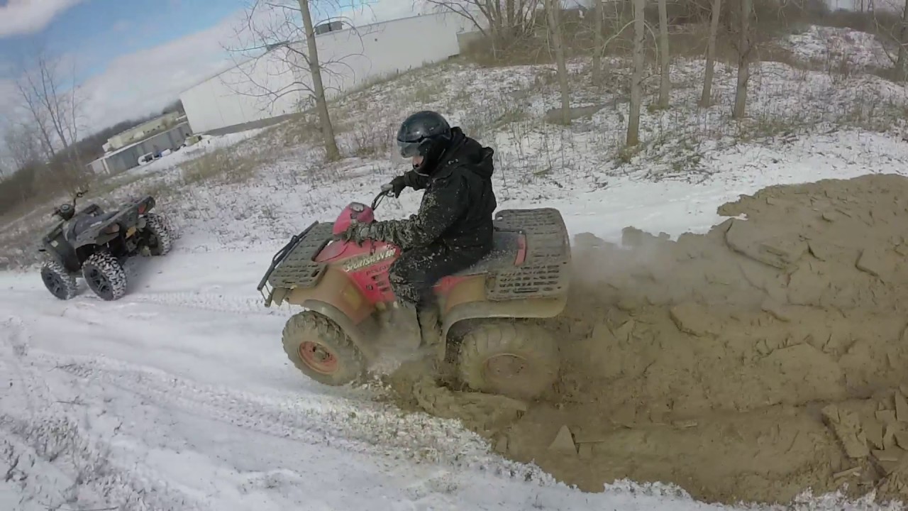 Polaris Sportman 500: MUDDING with a Honda Rancher 420 4x4 atv