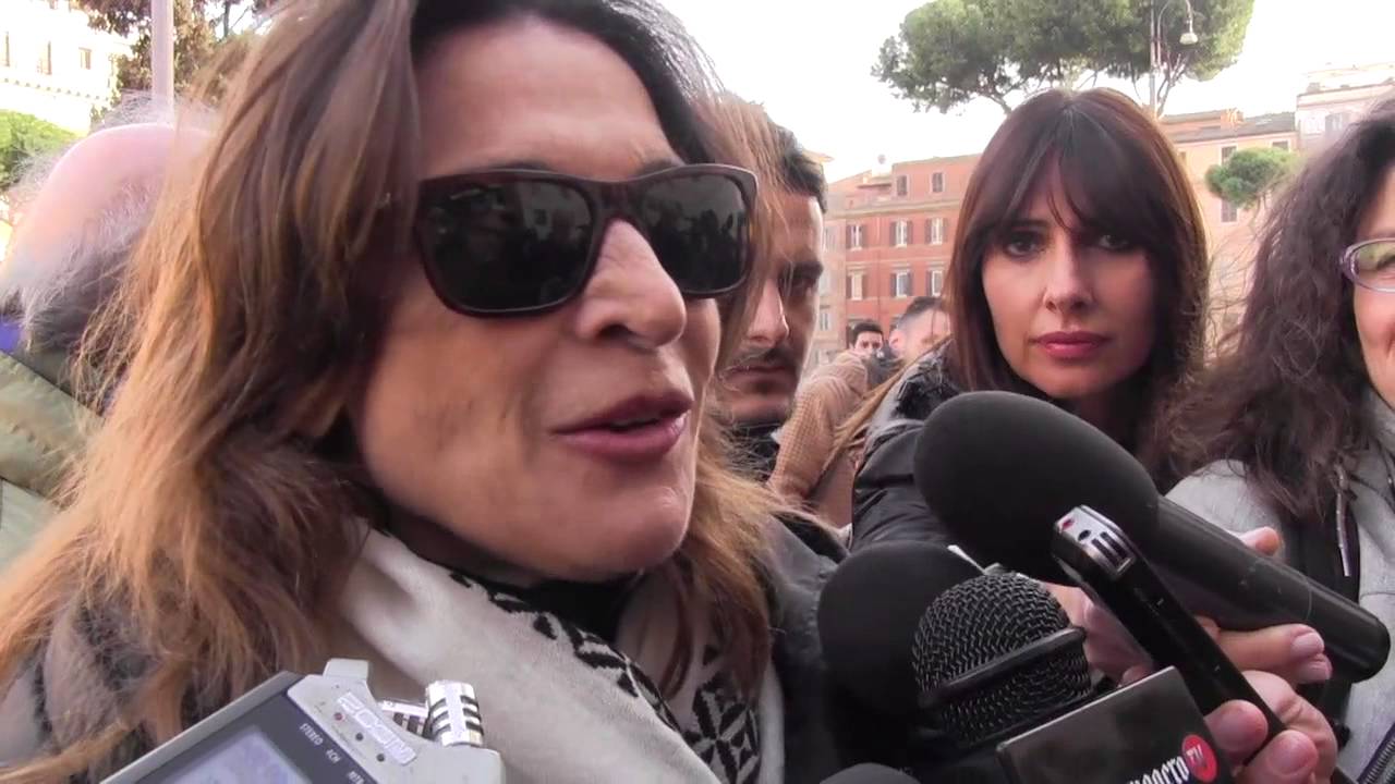 De Filippo, tanti colleghi di Luca al teatro Argentina per l’ultimo saluto