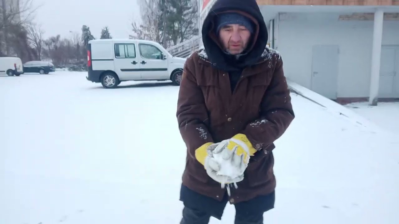 Bezdomni pierwsze lepienie bałwana