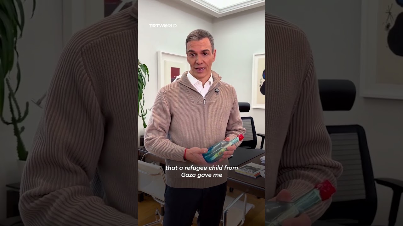 Spain&rsquo;s PM displays message from Gaza child refugee