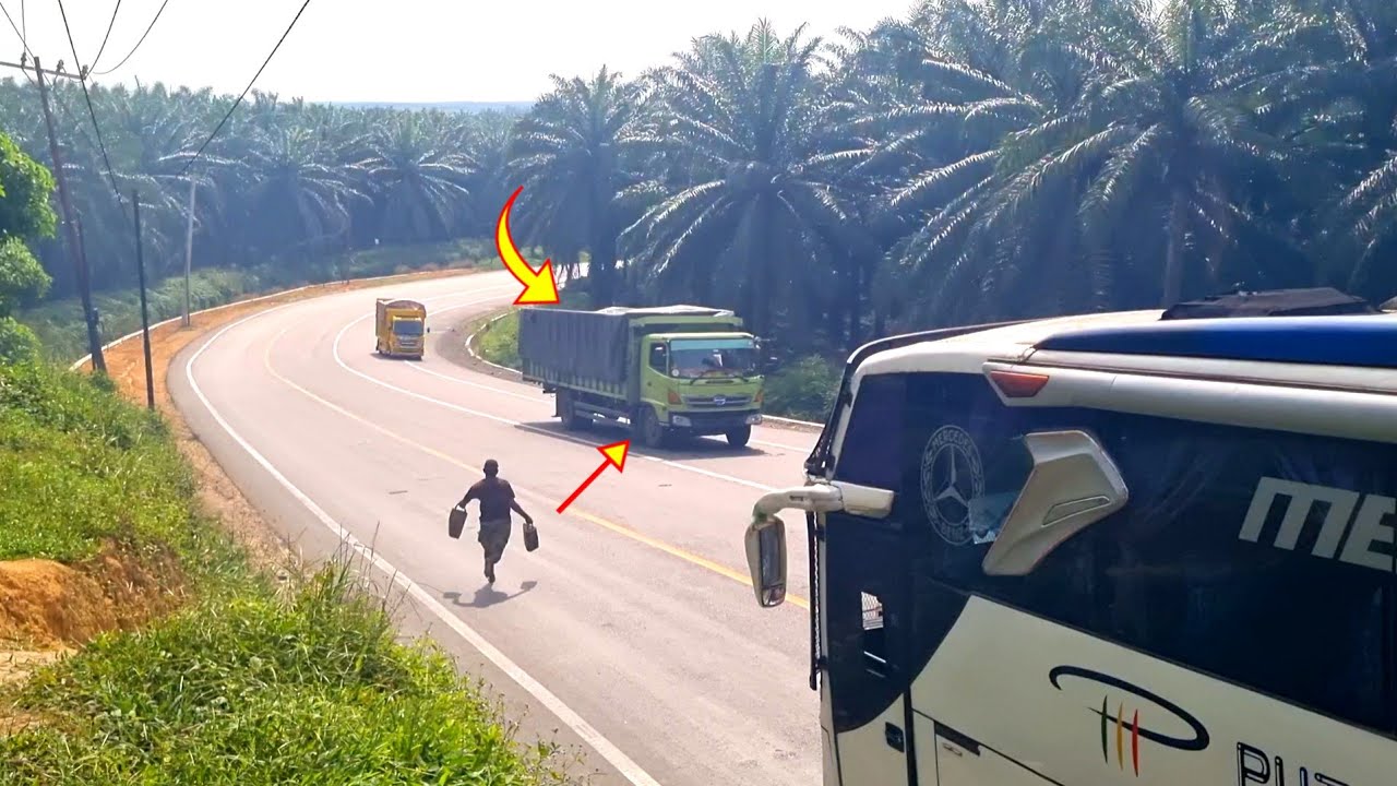 Detik Detik !! Truck Hino Netral Mati Mesin Meluncur Terjun Kencang Di Bukit Kodok, 