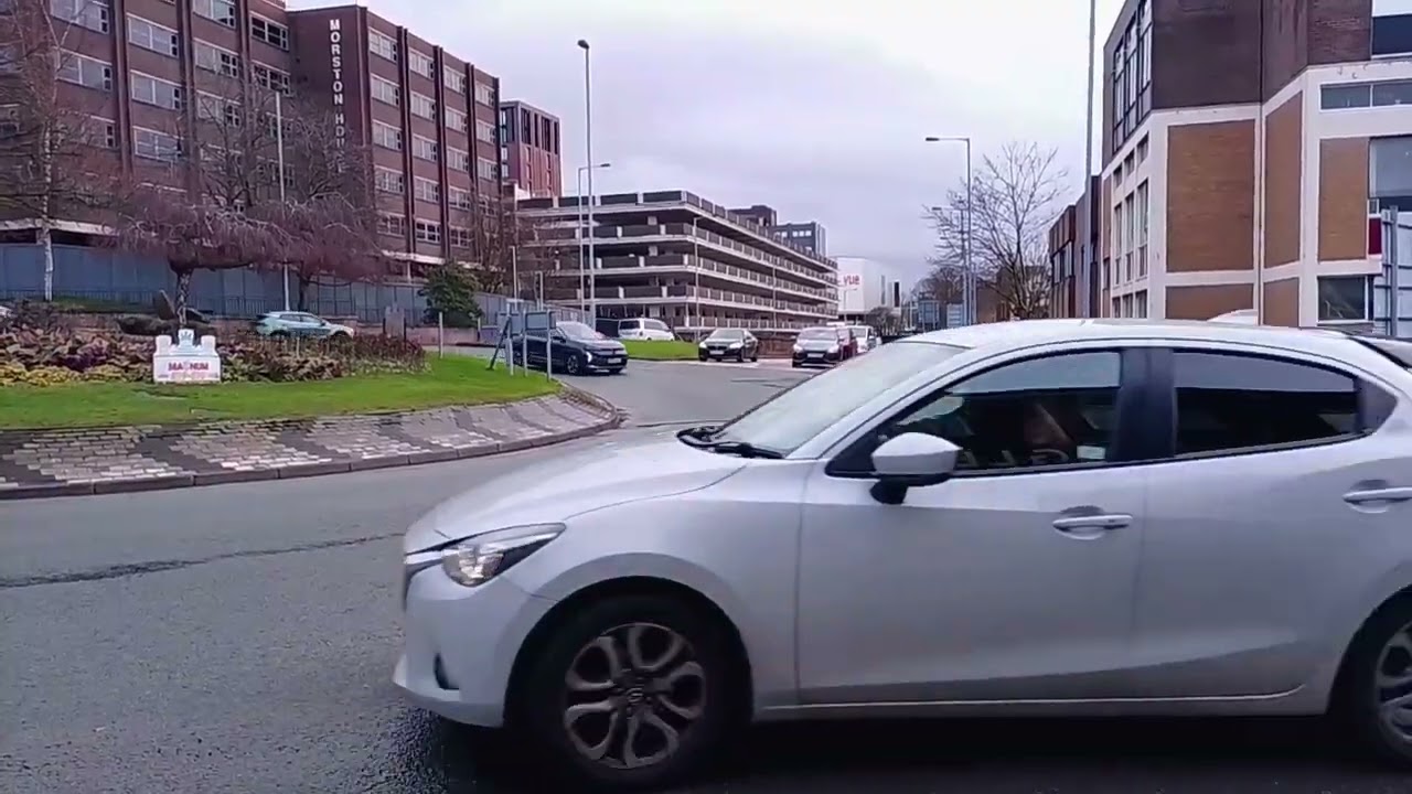 EA10 Roundabout 2/3 Lane. Showing poor decisions with red arrow. 