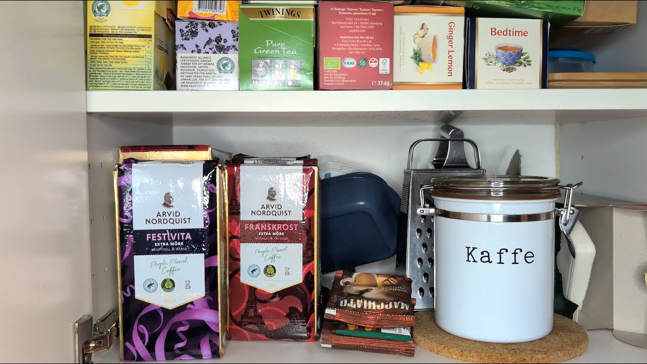 Jag har handlat mat och visar upp mitt kaffeförråd